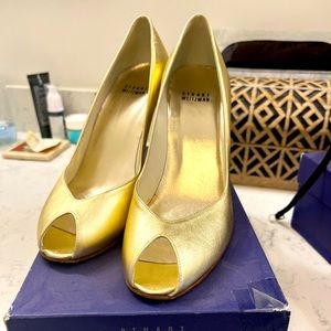 Stuart Weitzman Greta Peep Toe Pump - 9.0 N